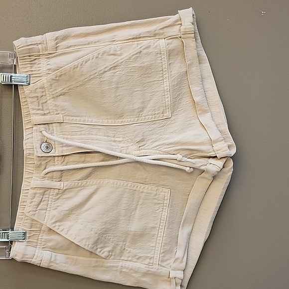 American Eagle Outfitters Pants - American Eagle Stretchy Cream Shorts